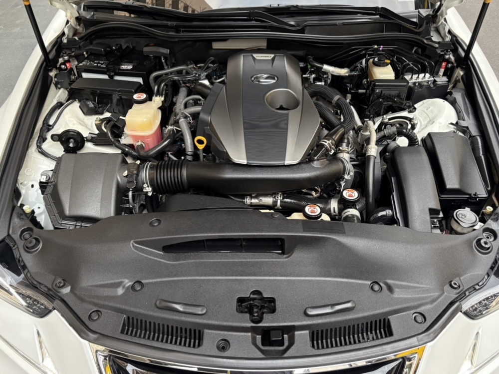 2018年式 Lexus IS300 白