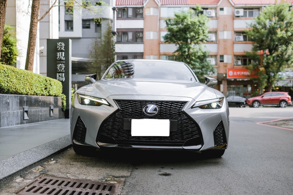 2021 LEXUS IS300H
