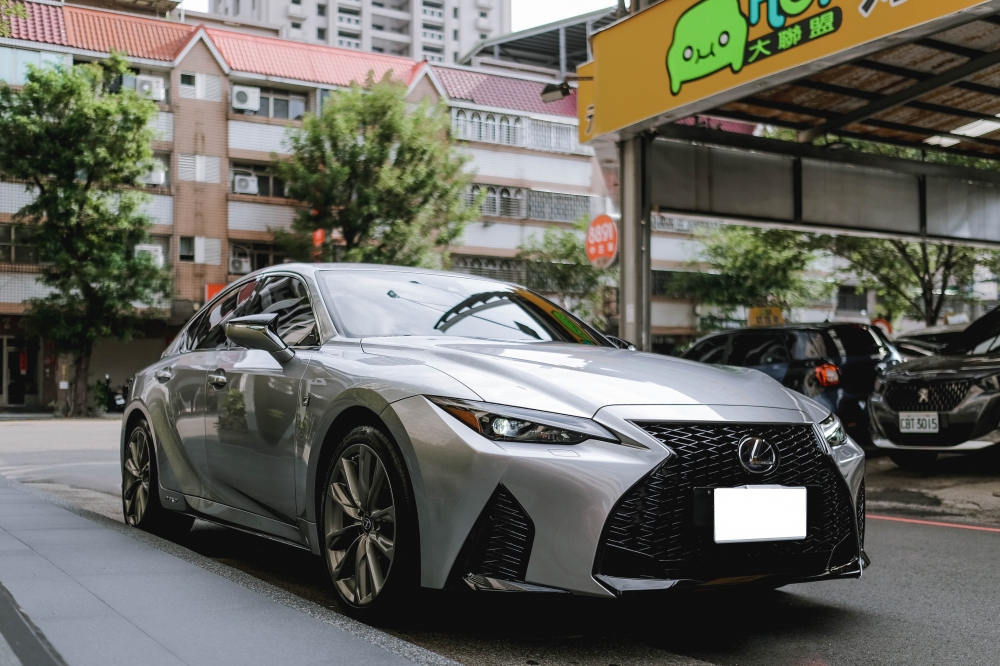2021 LEXUS IS300H