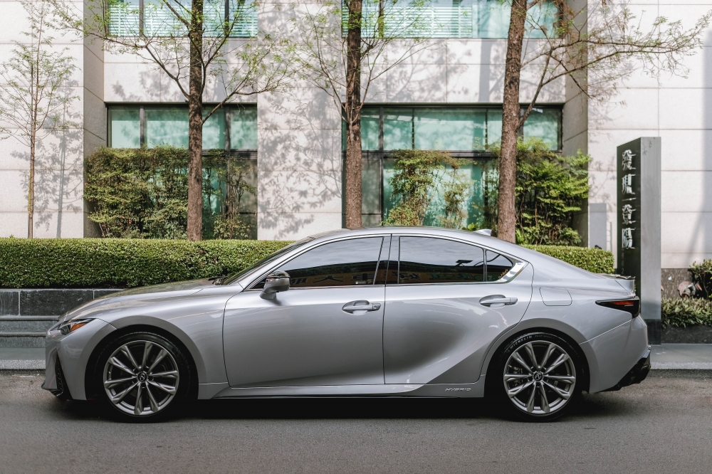 2021 LEXUS IS300H