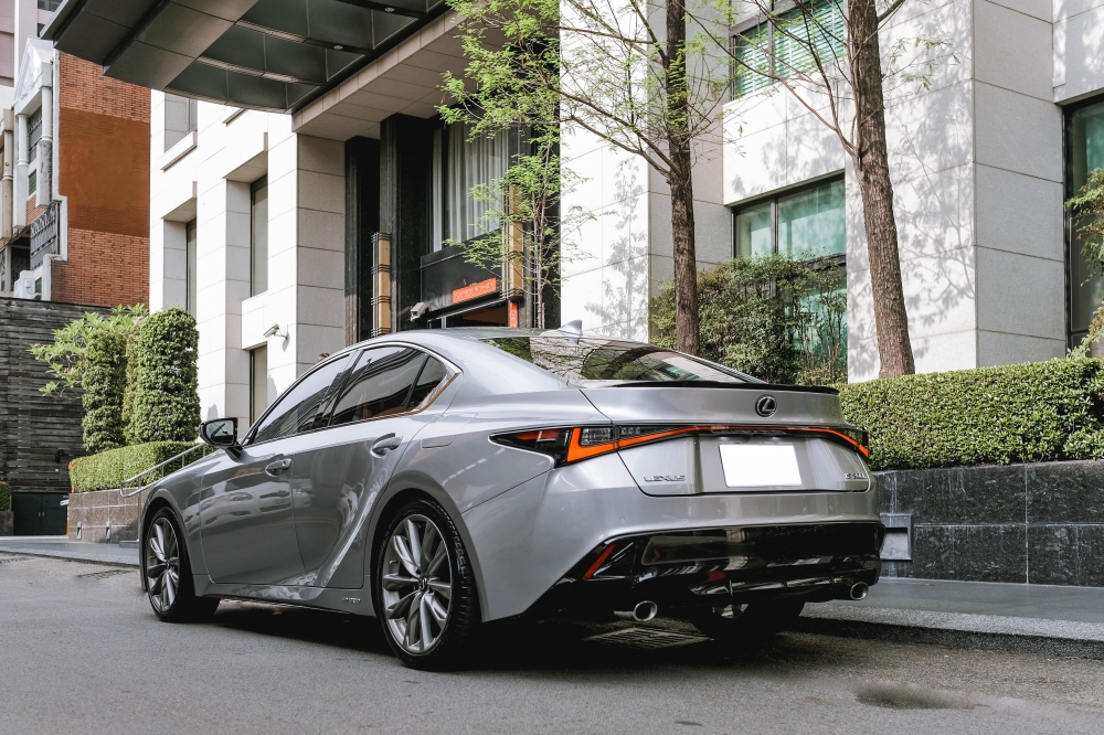2021 LEXUS IS300H