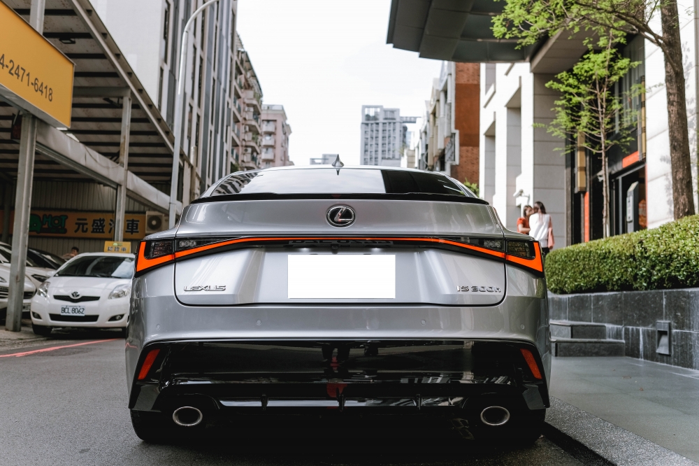 2021 LEXUS IS300H