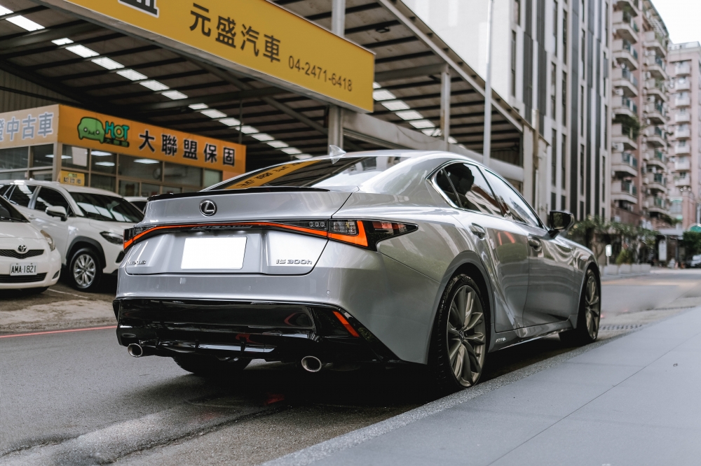 2021 LEXUS IS300H