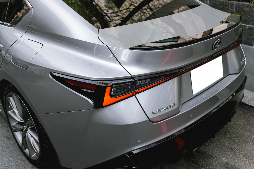 2021 LEXUS IS300H