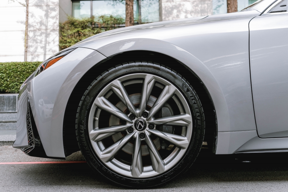 2021 LEXUS IS300H