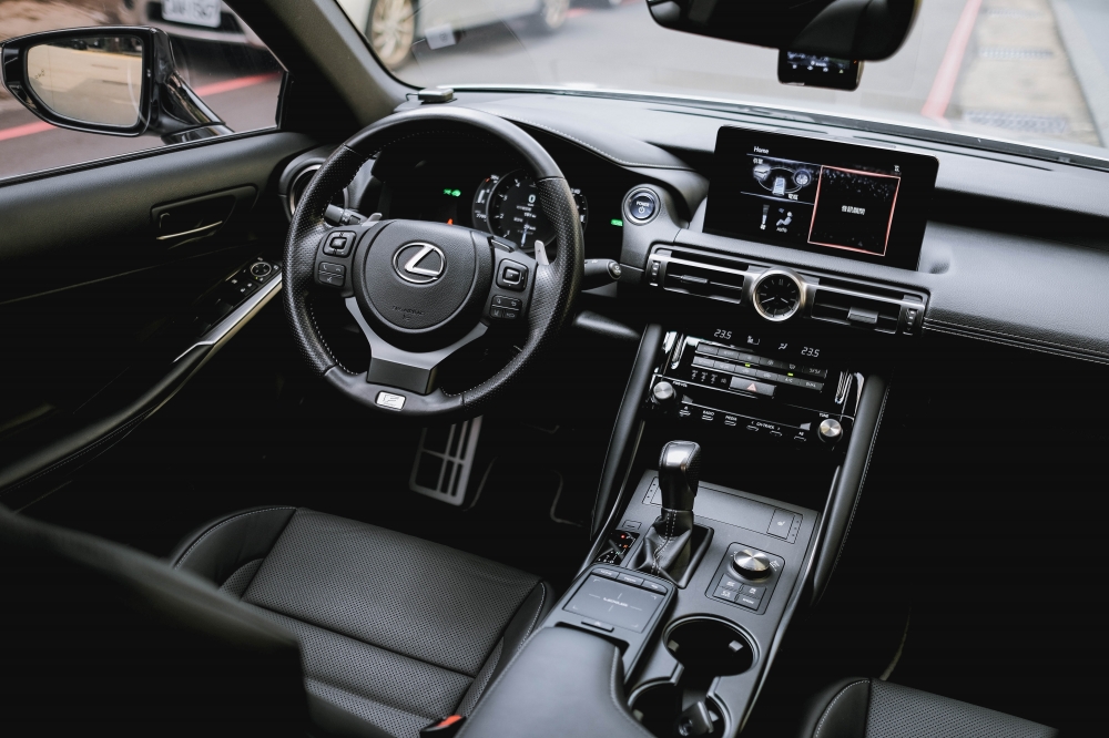 2021 LEXUS IS300H