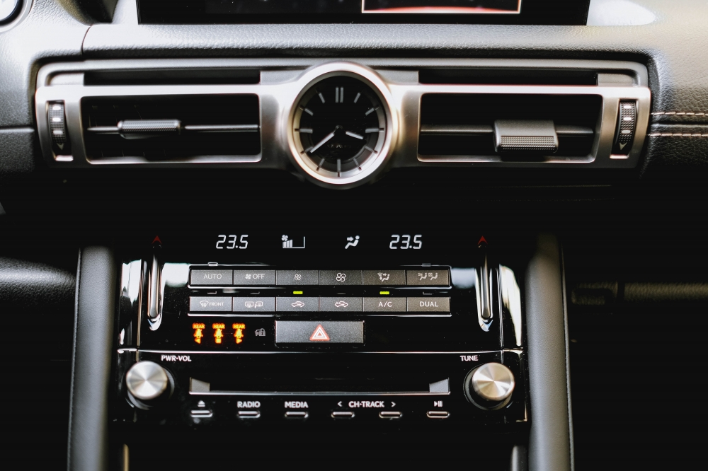 2021 LEXUS IS300H