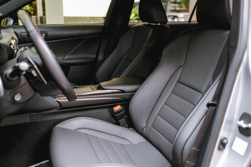 2021 LEXUS IS300H