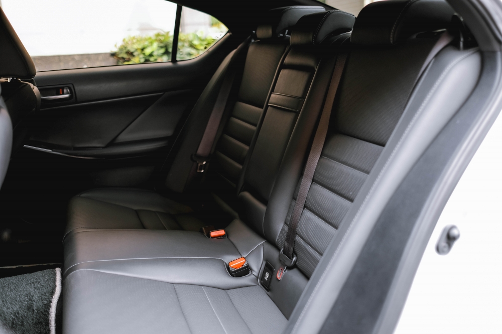 2021 LEXUS IS300H