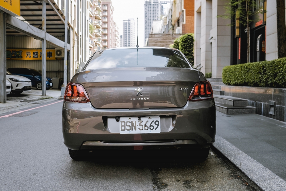 2018 PEUGEOT 301