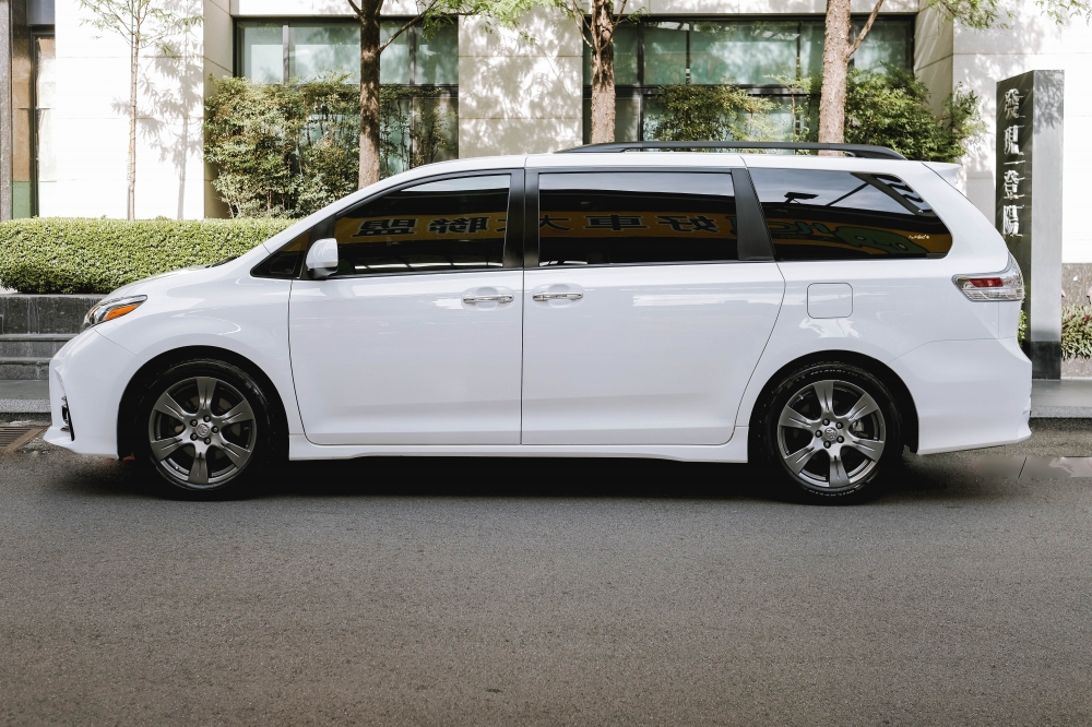 2017 TOYOTA SIENNA